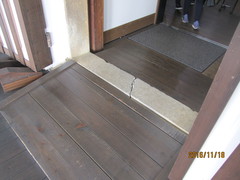蔵への写真。蔵の展示室入口にも木のスロープ