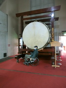 世界一の和太鼓と同じ大きさの平太鼓の写真。手で打つとトンネル内に音が響き渡ります