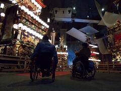 ドーム内の写真。車イスでもすぐそばで屋台が見られます