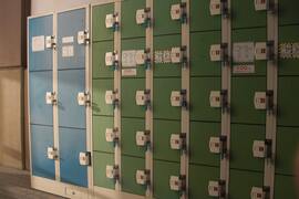 建物前の写真。コインロッカーもあります