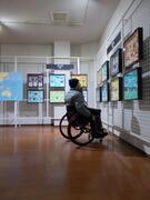 展示室の写真。車イスでもそばで見られます