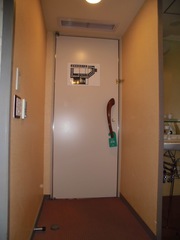 ユニバーサルルームの扉の写真。ドアの取手は、太さが変化していてどなたにも握りやすいようになっています。