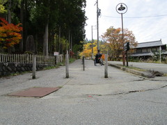 駐車場から飛騨の里への写真。駐車場からの道路は、緩やかな傾斜が続きます。