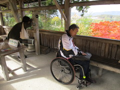 展望台と双眼鏡の写真。屋根の付いた展望スペースは、車いすでもゆったりと休憩できます。