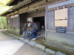 車いすで古民家への写真。持参した「簡易スロープ」を使って段差を越えて「旧田口家住宅」に入ってみました。
