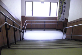 乗車口への階段の写真。ゴンドラ乗車場までの階段には、手すりもついていました。