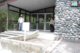 鍋平高原駅出入口の写真。ゴンドラを降りて駅舎の外への出入口は開き戸です。階段横にスロープの通路があります。