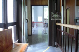 ゴンドラ乗降車場への通路の写真。鍋平駅には階段やエレベーターはなく、段差なくゴンドラまで行けます。