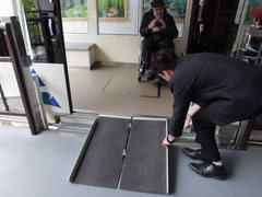 ゴンドラ乗降時のスロープ設置の写真。山麓の新穂高温泉駅と同様、車いすはスロープを設置して乗降します