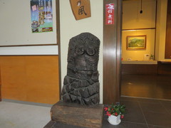 高原の画廊「飛騨乃風」の写真。入口横には木像ありました