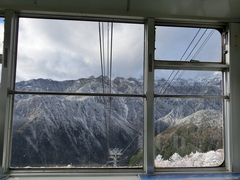 窓から見える山々の写真。空と山のコントラストも季節ごとに様々