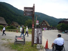 荻町合掌造り集落の入口の写真。荻町大通りは、9時から16時まで観光車両の進入は禁止となっています。