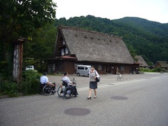 合掌造り民家を利用した御食事処の写真。入口に段差がなく車いすでも入れます。