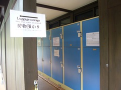 荷物預かりの写真。バスターミナルの建物の出入口の横に、コインロッカーが設置されています。