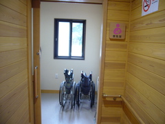 貸出用車いすの写真。バスターミナルの建物内の授乳室に貸出用の車いすが設置されています。