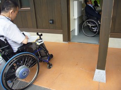 障がい者用トイレの写真。入口に段差もなく、車いすでも十分な広さになっています。
