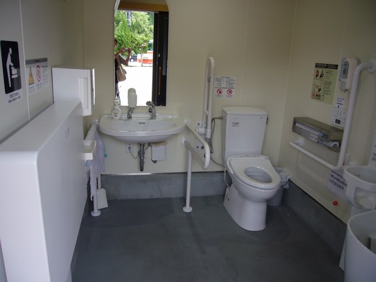 車いすトイレの内部写真