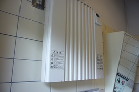 トイレ内には暖房もありの写真。豪雪地帯では、冬場の寒さ対策に、公衆トイレにも暖房設備があります。