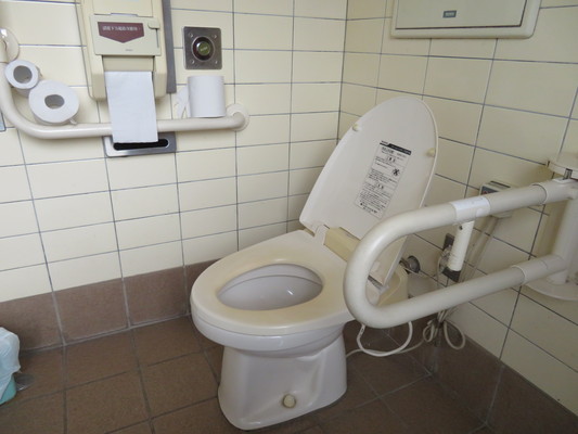 車いすトイレの内部写真