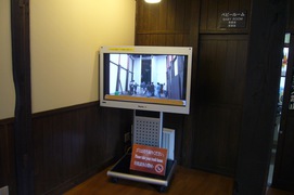 ビデオ映像の写真。白川村及び飛騨エリアの情報が流れており、休憩しながら見ることができます。