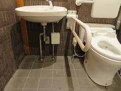 車いすでも使いやすい手洗いの写真。車いすマークトイレの手洗いは、シンク下に足が入るようになっています。