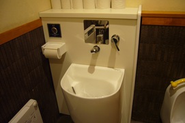 オストメイト対応トイレの写真。荻町公園の公衆トイレもオストメイト対応になっています。