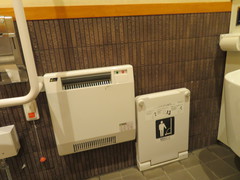 暖房や着替えボードの写真。豪雪地帯の寒さ対策に暖房設備があります。