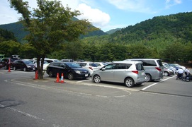 せせらぎ公園駐車場の写真。合掌造り集落の散策には、せせらぎ公園駐車場に駐車してであい橋を渡って行きます。