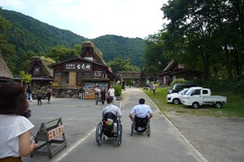 せせらぎ公園内の通路の写真。合掌造り民家園方面へ行く通路。段差なく舗装整備されており、車いすでも通行しやすくなっています。
