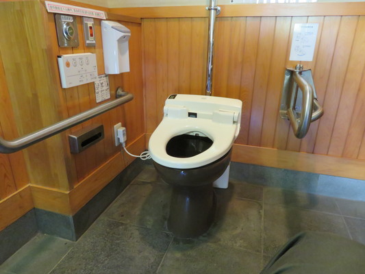 車いすトイレの内部写真