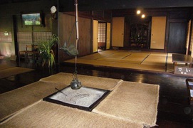 合掌造り家屋の内部の写真。民家園にある合掌造りはすべて使われなくなったもので内部を見ることが出来ます。広い囲炉裏と畳敷きの仏間がありました。生活は囲炉裏を中心としたもので、各自、座る場所が厳格に決まっていました。