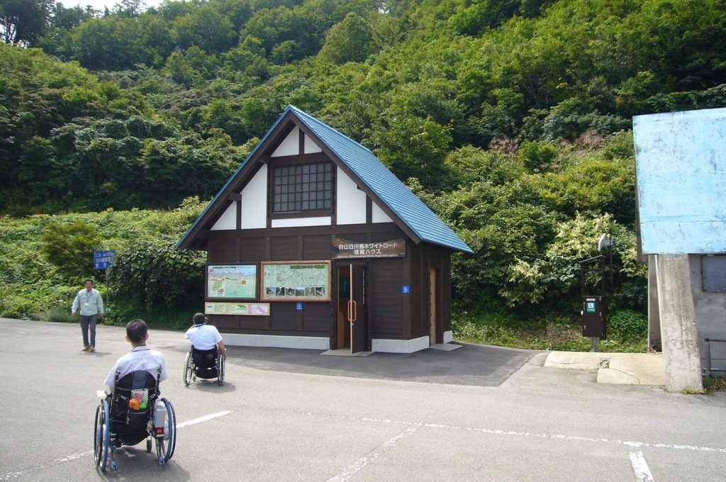 標高1200mの駐車場内には、飲食店や情報ハウスがありますの写真