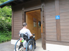 車いすに配慮した情報ハウスの出入口の写真。車いす用の出入口は、間口が広く、扉が引き戸になっています。