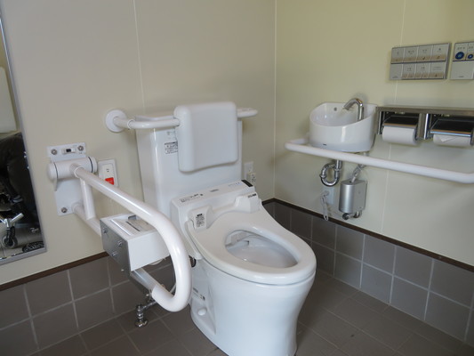 車いすトイレの内部写真