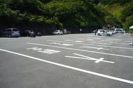 広い駐車場の写真。大型観光バスの駐車スペースもある広い駐車場