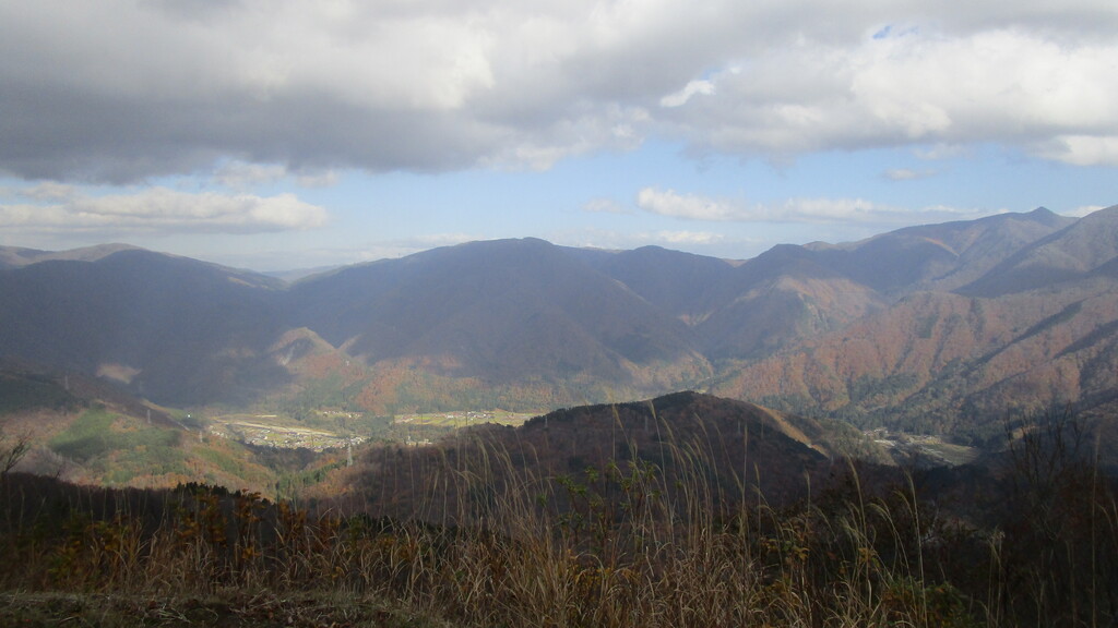 車イスでも登れる展望台から眺める飛騨の山並みの写真