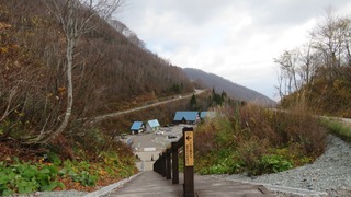 展望台への階段の写真。手すり付き