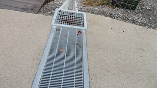 スロープのグレーチングの写真。細かい目で車イスでも安全に走行できます