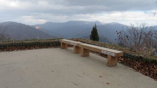 スロープの途中にもベンチの写真。疲れたら景色を見ながら休憩できます