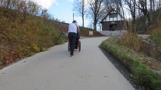 スロープの写真。車イス走行に合わせた勾配で、白い路面は夏の暑さにも配慮。