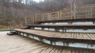 展望デッキの写真。木製のデッキは転落防止柵も設置されています