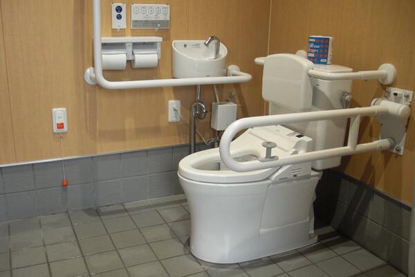 車いすトイレの内部写真