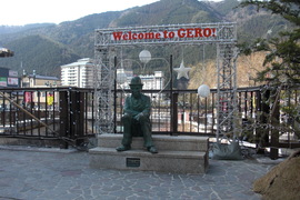 喜劇王チャップリンの銅像の写真。映画通りを目指し、白鷺橋に2001年に設置されました