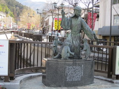 白鷺橋の林羅山像の写真。江戸時代の儒学者 林羅山が紹介し、下呂温泉が「三名泉」として有名になりました