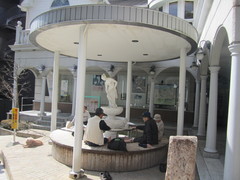 ビーナスの足湯の写真。歴史ある日帰り温泉「白鷺の湯」の前にある足湯は地元の人や観光客で賑わっています