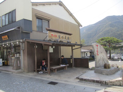 鷺の足湯の写真。湯の街通り沿いの下呂発温泉博物館の前、ヒノキ作りです
