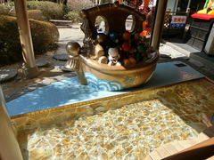 さるぼぼ七福神社の黄金足湯の写真。白鷺橋近くにある黄金足湯はご利益ありそうですね