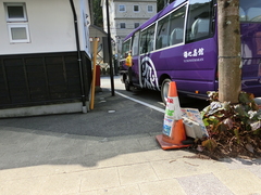 公衆トイレ裏側の写真。下呂駅利用の車が駐停車するので注意しましょう