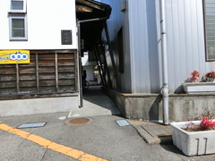 公衆トイレまでの通路の写真。駐車場側からもここを通ると段差なく観光案内所まで行けます