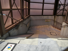 連絡通路の写真。下呂駅から温泉街方面への連絡通路、階段のみです